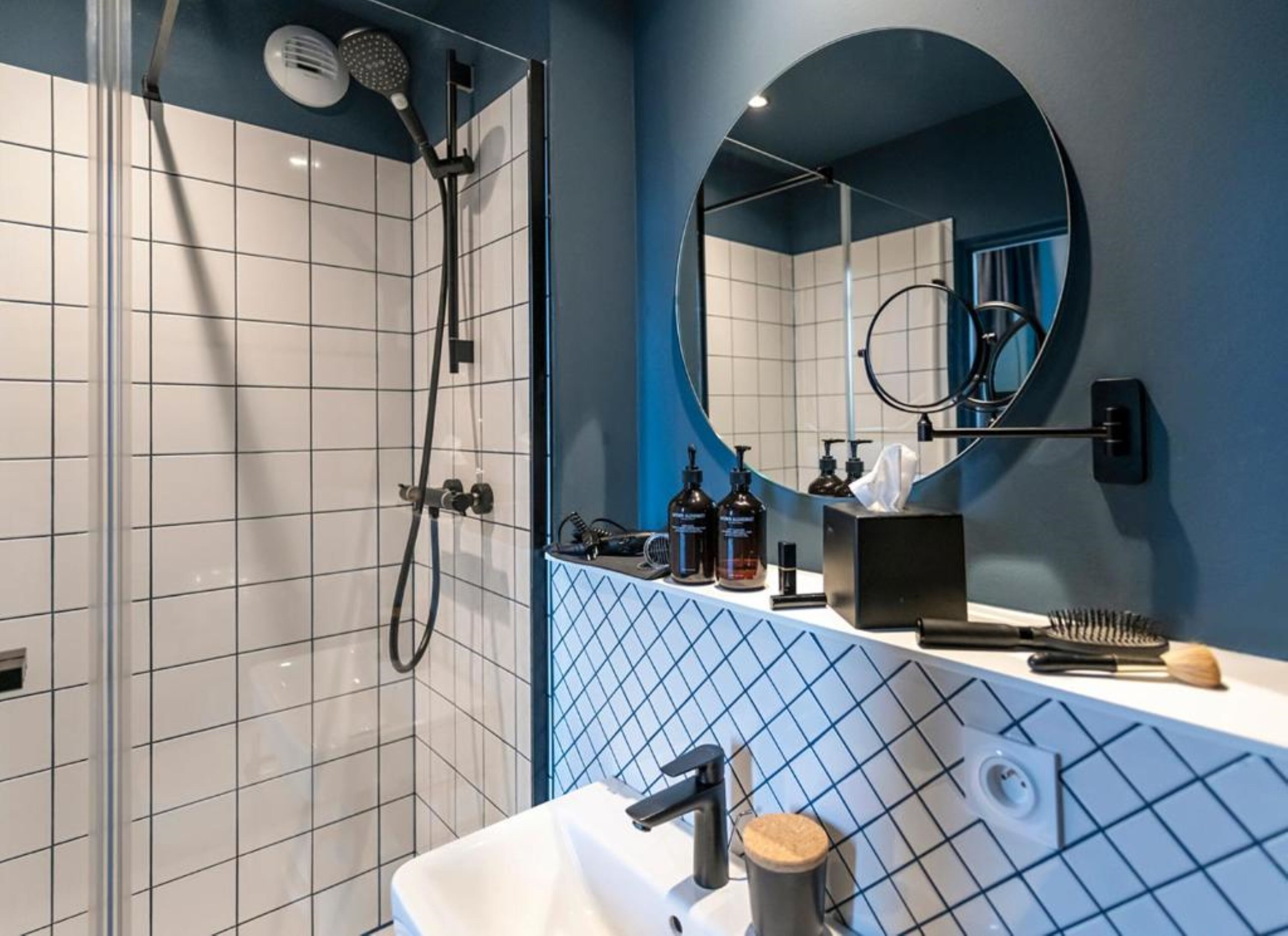 standard twin room | bathroom | shower, free toiletries, hair dryer, towels