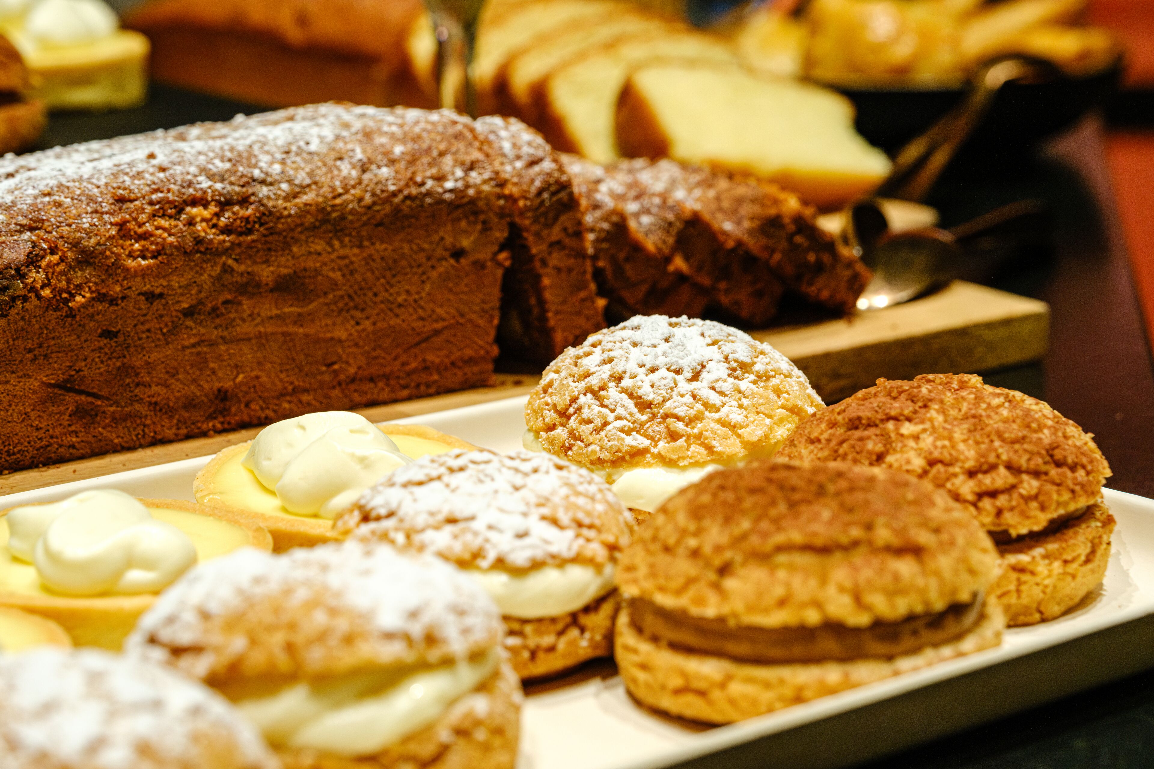 Una selección de pasteles y postres en una bandeja.
