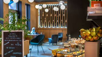 TĂ€gliches FrĂŒhstĂŒcksbuffet (20 EUR pro Person)