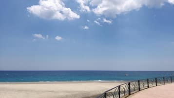 Plage à proximité, sable blanc, 10 bars de plage