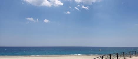 Una spiaggia nelle vicinanze, sabbia bianca, 10 bar sulla spiaggia