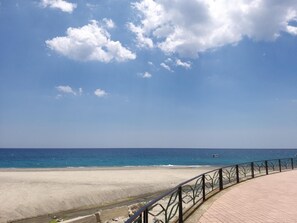 Plage à proximité, sable blanc, 10 bars de plage