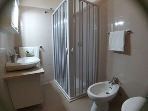 Appartement, 1 chambre (Musica) | Salle de bain | Douche, douche à « effet pluie », articles de toilette gratuits