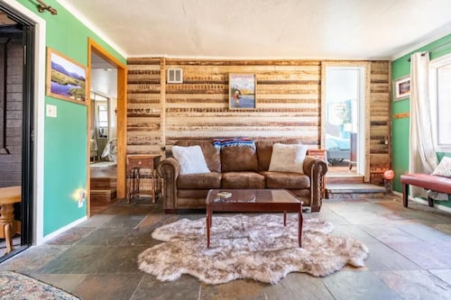 Large country home with 3 bed rooms and 3 baths.