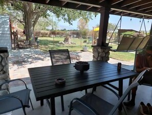 Outdoor dining - Large country home with 3 bed rooms and 3 baths. (Lone Pine)