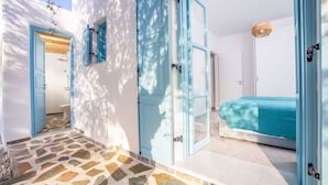 Una stanza con un letto, una porta e una finestra.