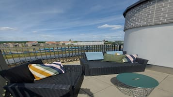 Standard Room, 1 Queen Bed (Roof Terrace) | In-room safe, soundproofing, free cribs/infant beds, free WiFi