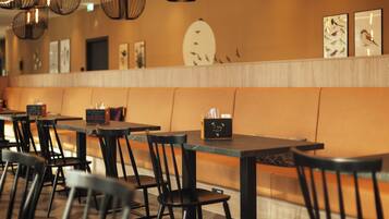 Tägliches Frühstücksbuffet (17.00 EUR pro Person)