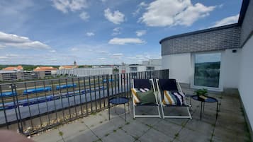 Premium-Zimmer, 1 Queen-Bett, Stadtblick (Roof Terrace, Up to 3 Adults) | Zimmersafe, schallisolierte Zimmer, kostenlose Babybetten