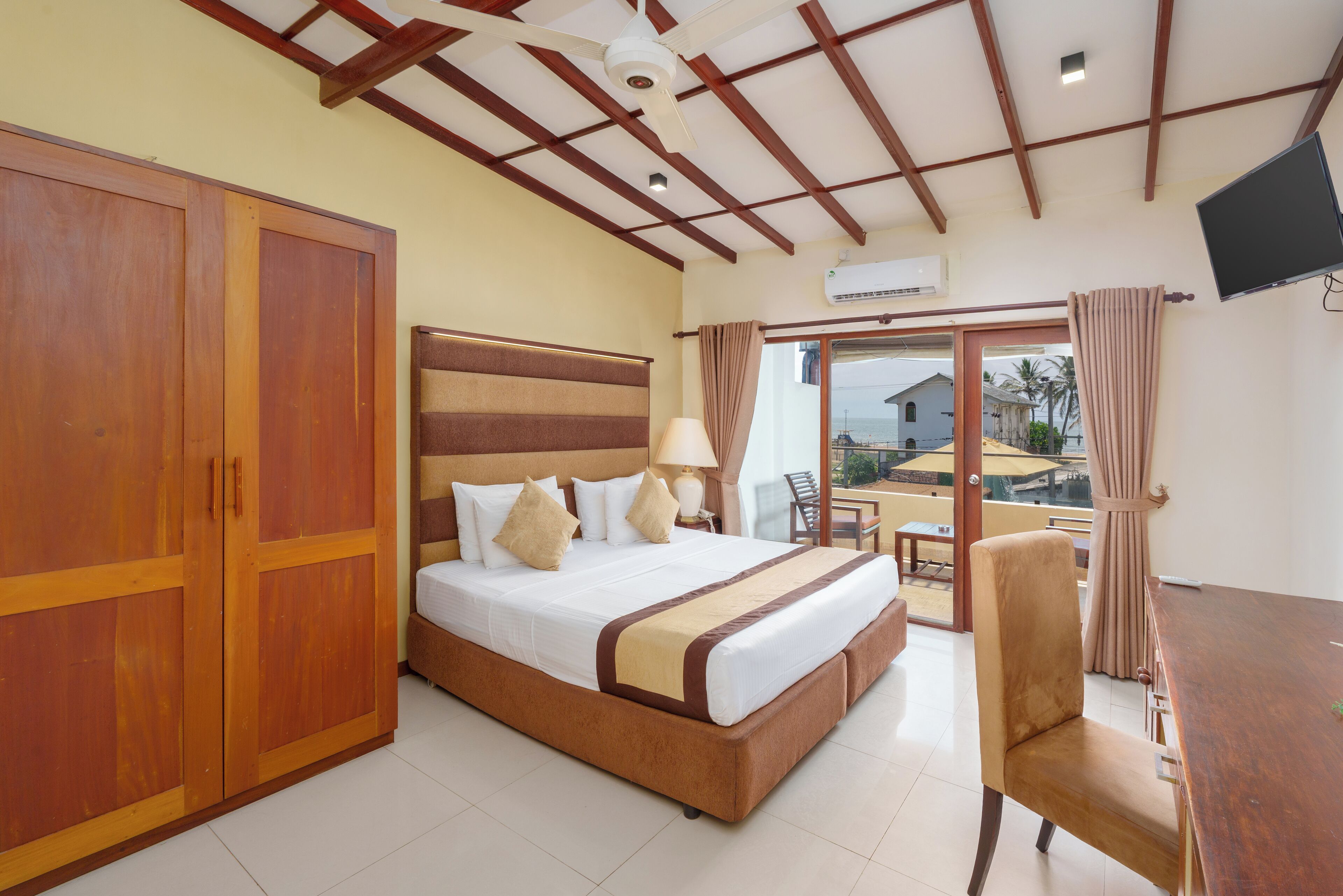 Deluxe Double Room, Sea View | Minibar, in-room safe, individually decorated, individually furnished