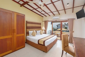 Habitación Deluxe doble, vistas al mar | Minibar, caja fuerte, decoración individual y mobiliario individual