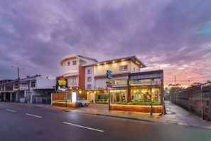 Façade de l’hébergement - soirée/nuit