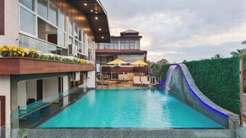 Alberca techada y camastros