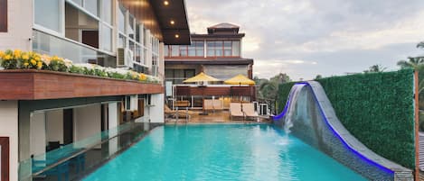 Indoor pool, sun loungers
