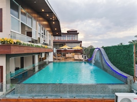 Indoor pool, sun loungers