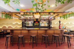 2 bars/lounges