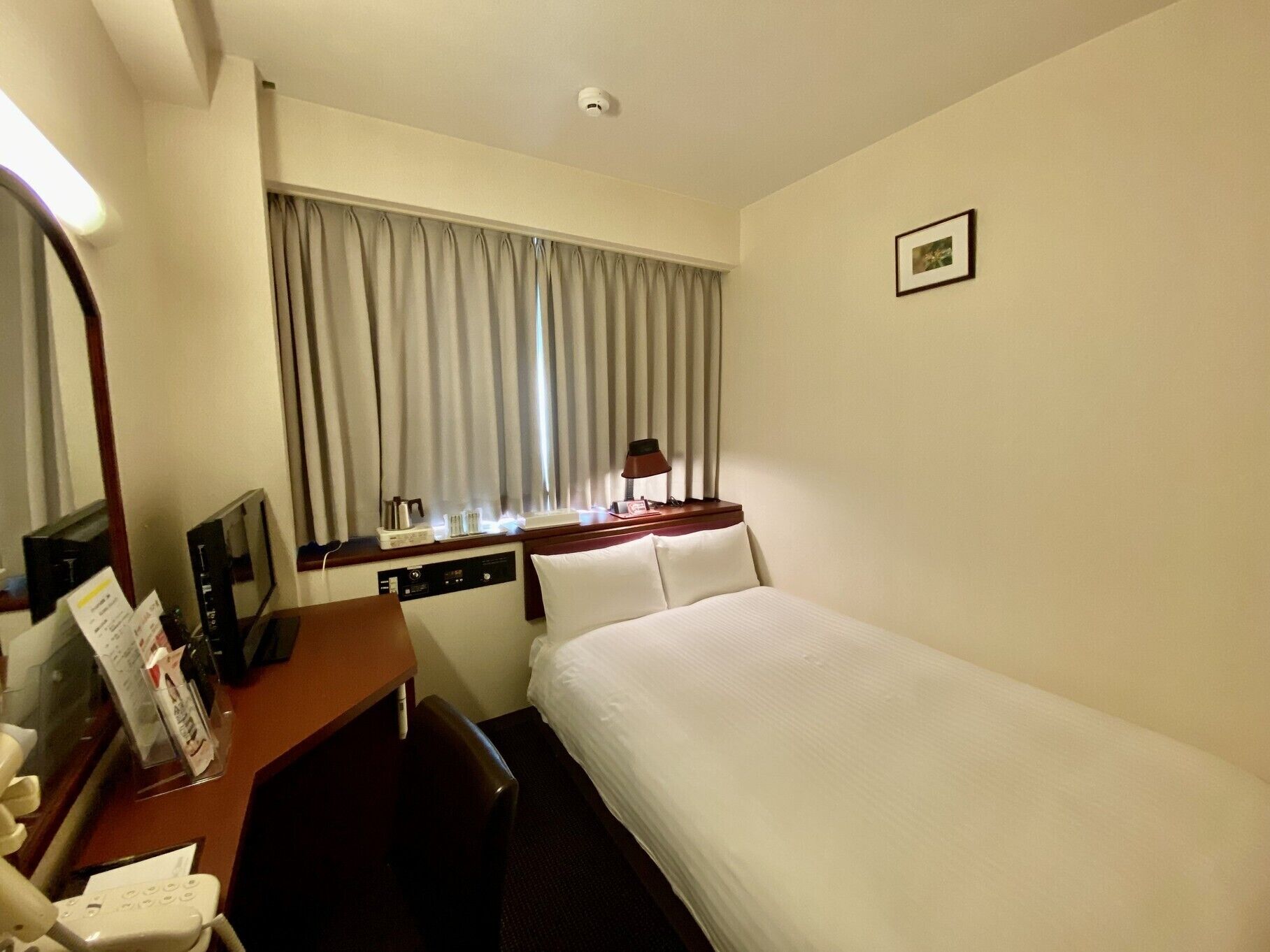 Meja, Wi-fi percuma, cadar katil 
