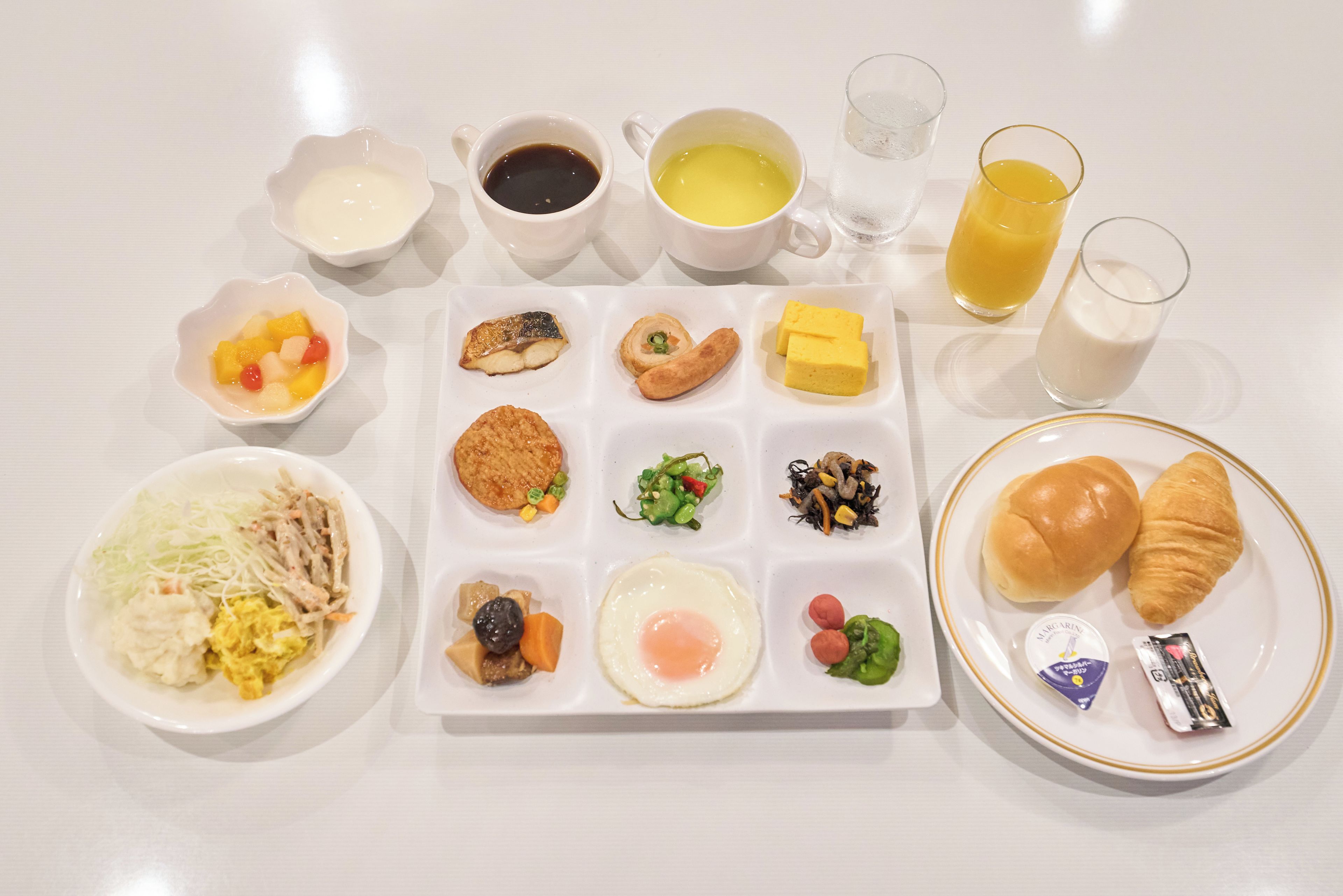 Un bufé de desayuno con diversos platos y bebidas.