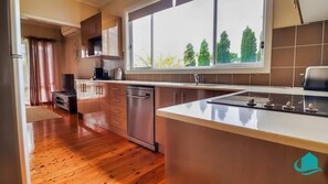 Full-sized fridge, microwave, oven, stovetop
