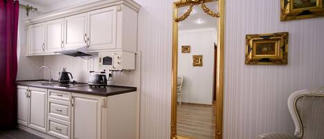 Apartment, 1 Bedroom | Private kitchen | Cookware/dishes/utensils