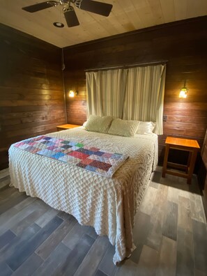 4 makuuhuonetta, silitysrauta/-lauta, ilmainen Wi-Fi, vuodevaatteet