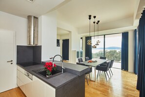 Vila design, 6 quartos, piscina particular, vista para o mar (6 Bedrooms) | Cozinha privada | Geladeira grande, micro-ondas, fogão, cooktop
