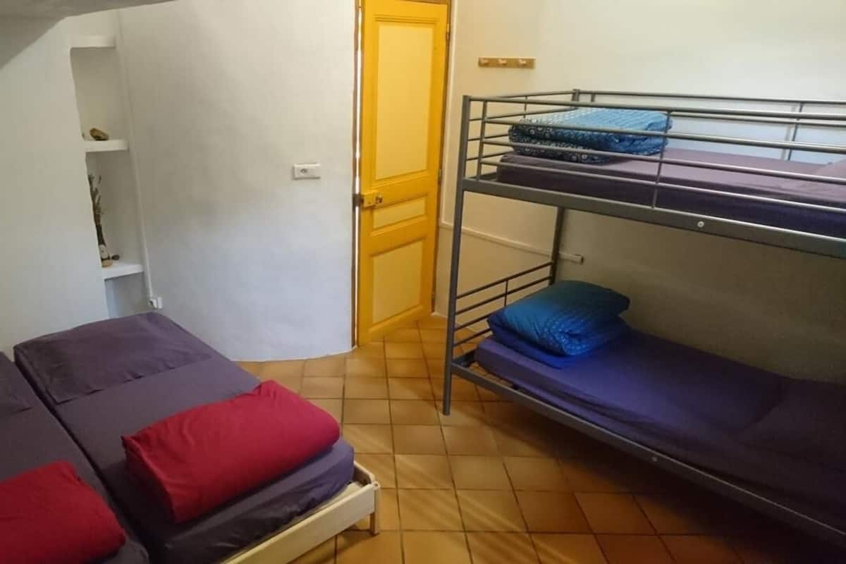 Kamar Keluarga | Tempat tidur bayi gratis, Wi-Fi gratis, dan seprai linen