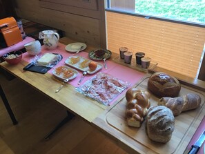 Free daily continental breakfast