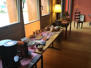 Free daily continental breakfast