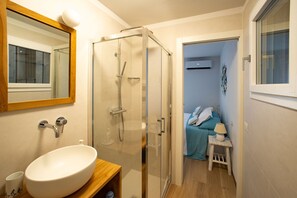 Douche, sèche-cheveux, bidet, serviettes fournies