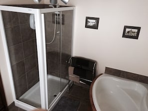 Ferienhaus | Badezimmer | Badewanne und Dusche (separat), Komfortbadewanne, Haartrockner