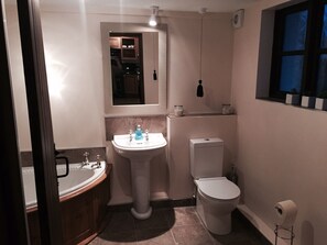 Cottage | Salle de bain | Baignoire et douche séparées, baignoire relaxante profonde