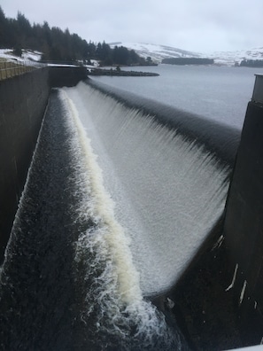 A dam with water flowing over its edge. - Beautiful 8-bed House in Angus (Kirriemuir)