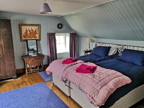 House, Multiple Beds | 8 bedrooms, iron/ironing board, free wired internet, bed sheets - Beautiful 8-bed House in Angus (Kirriemuir)
