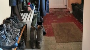 Een berging met verschillende spullen zoals schoenen, hoeden en gereedschap.