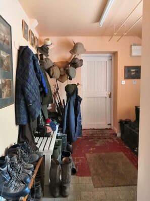 House, Multiple Beds | Bathroom | Combined shower/tub, deep soaking tub, hair dryer, towels - Beautiful 8-bed House in Angus (Kirriemuir)