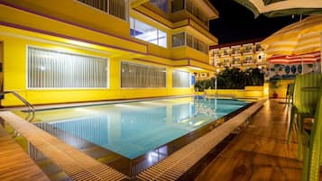 Una piscina al aire libre