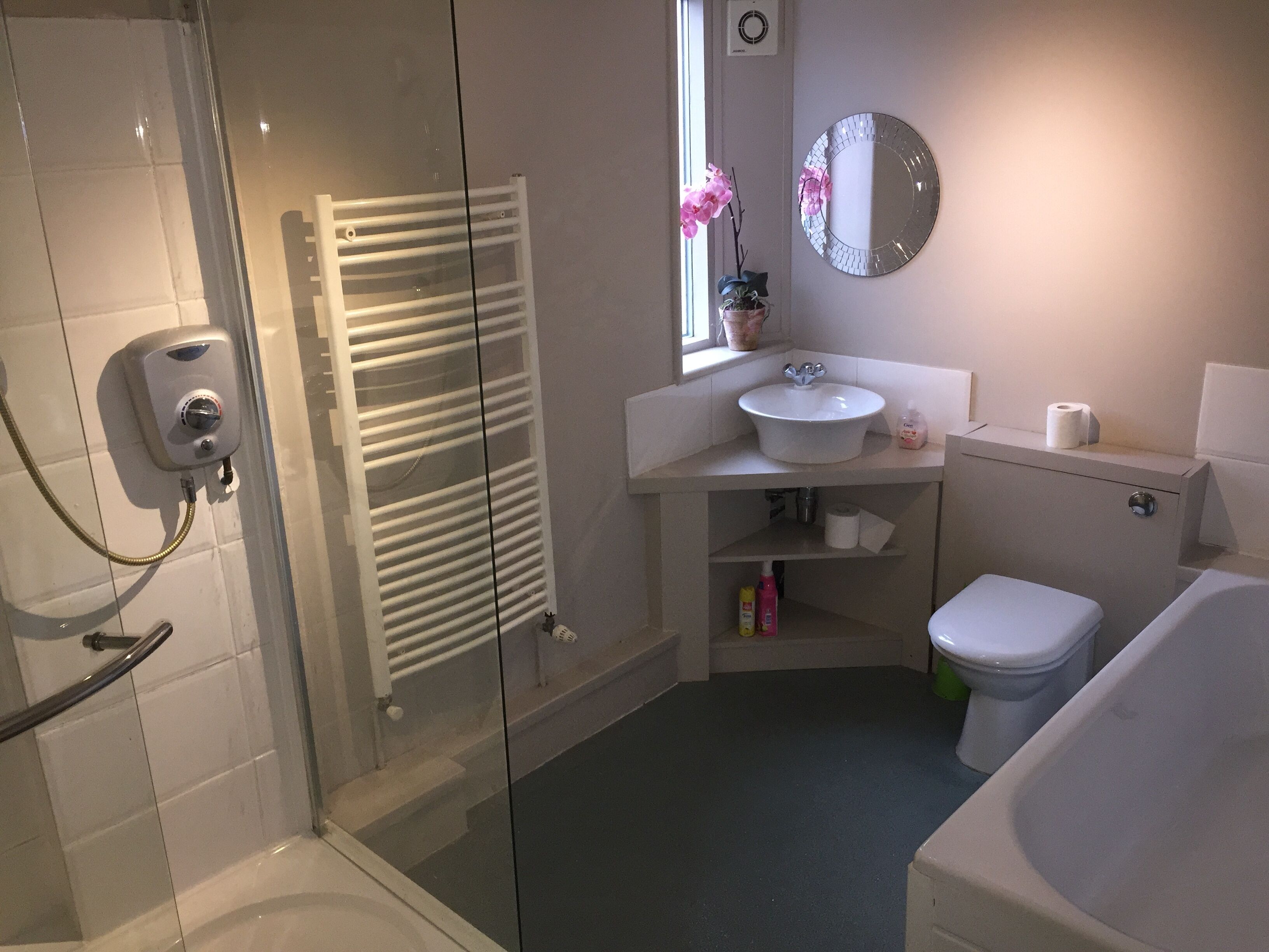 House | Bathroom | Separate bathtub and shower, deep-soaking bathtub, hair dryer, towels