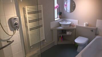 House | Bathroom | Separate bathtub and shower, deep-soaking bathtub, hair dryer, towels