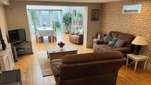 House | Living area - Large 2-bed House Derbyshire off Chatsworth rd (Chesterfield)
