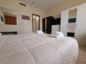 Comfort Room | Down comforters, minibar, individually decorated, individually furnished