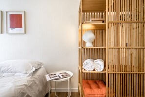 Apartment, 1 Bedroom | 1 bilik tidur, peralatan tempat tidur premium, seterika/papan seterika 