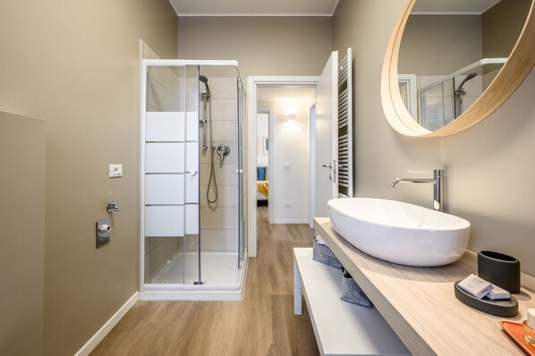 Appartement, 1 slaapkamer | Badkamer | Een douche, gratis toiletartikelen, een haardroger, pantoffels