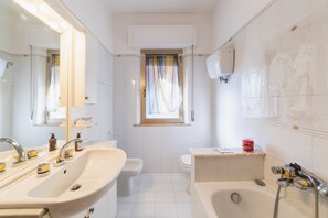 Ensemble douche/baignoire, sèche-cheveux, bidet, serviettes fournies