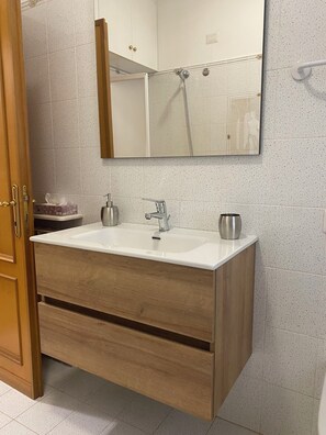 Combined shower/bathtub, hair dryer, bidet, towels - CASA AMBROGI relaxation in the hills exclusive use (Valfabbrica)