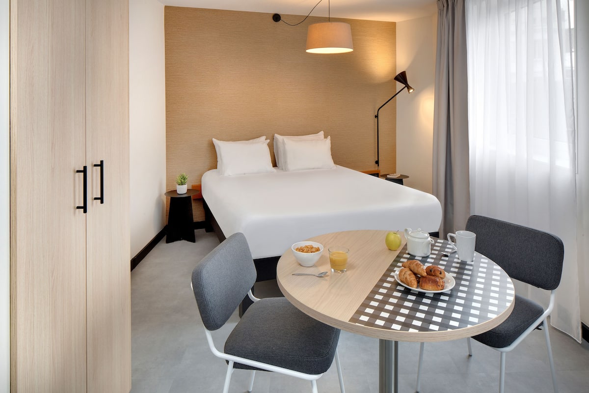 1 habitación, decoración personalizada y muebles diferentes