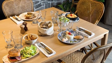 Der serveres frokost, aftensmad og lokale retter