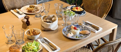 Lunch och middag serveras, njut av de goda smakerna från lokala rätter.