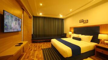 Een minibar, een kluis op de kamer, een bureau, een laptopwerkplek