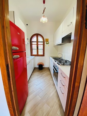 Fridge, oven, stovetop, coffee/tea maker - Independent villa on the sea (Platamona)